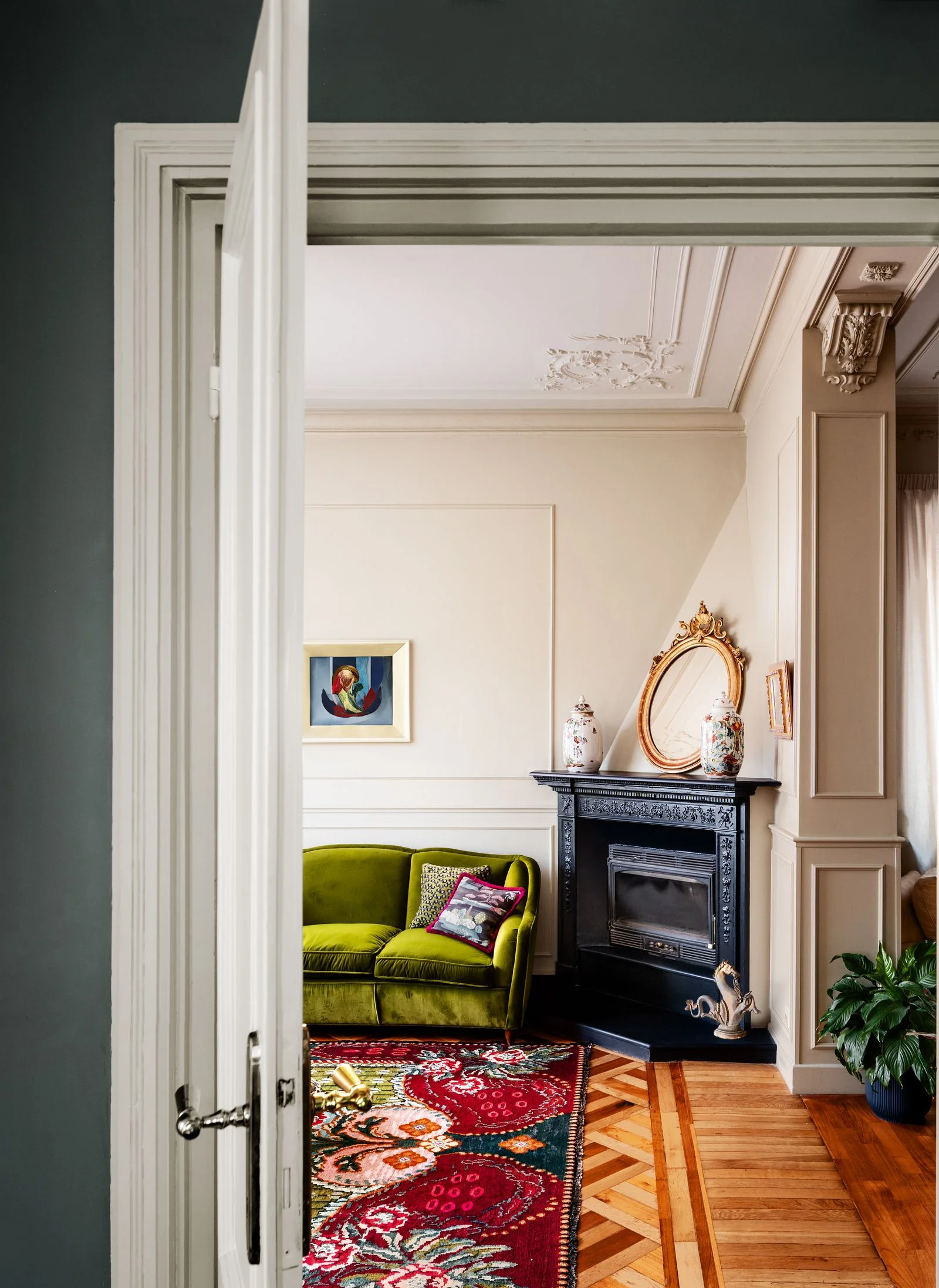 wunderkammer divano verde camino antico boiserie