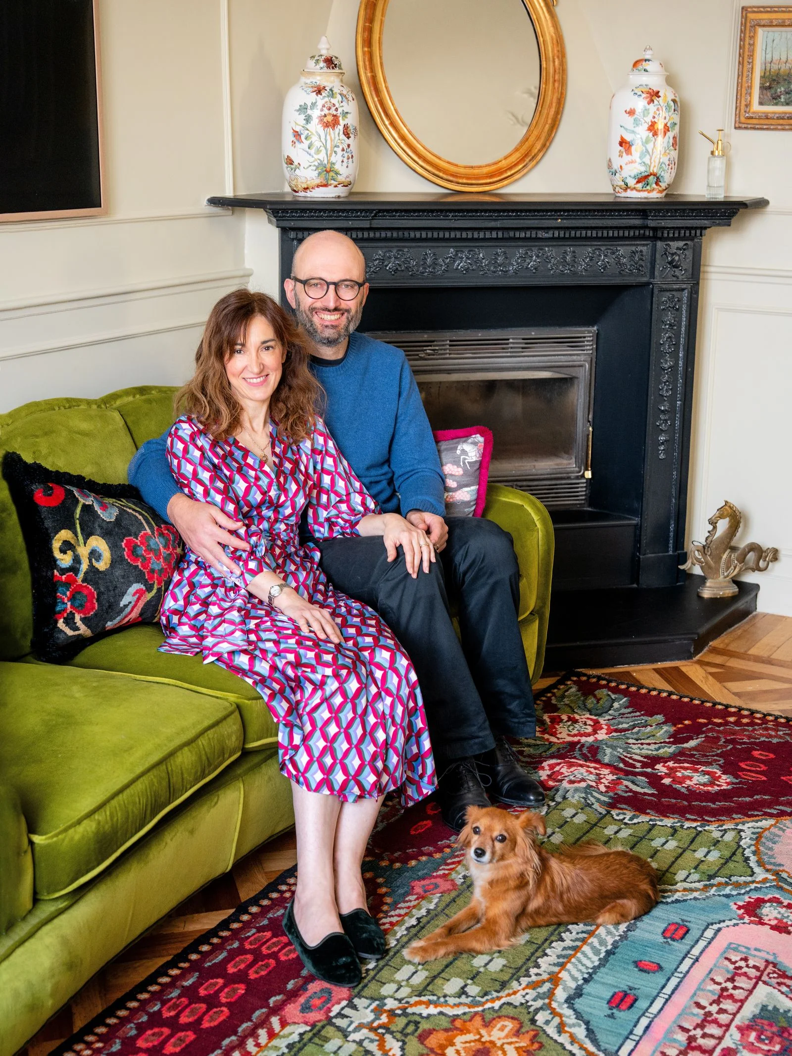 divano verde cane camino antico attico genova