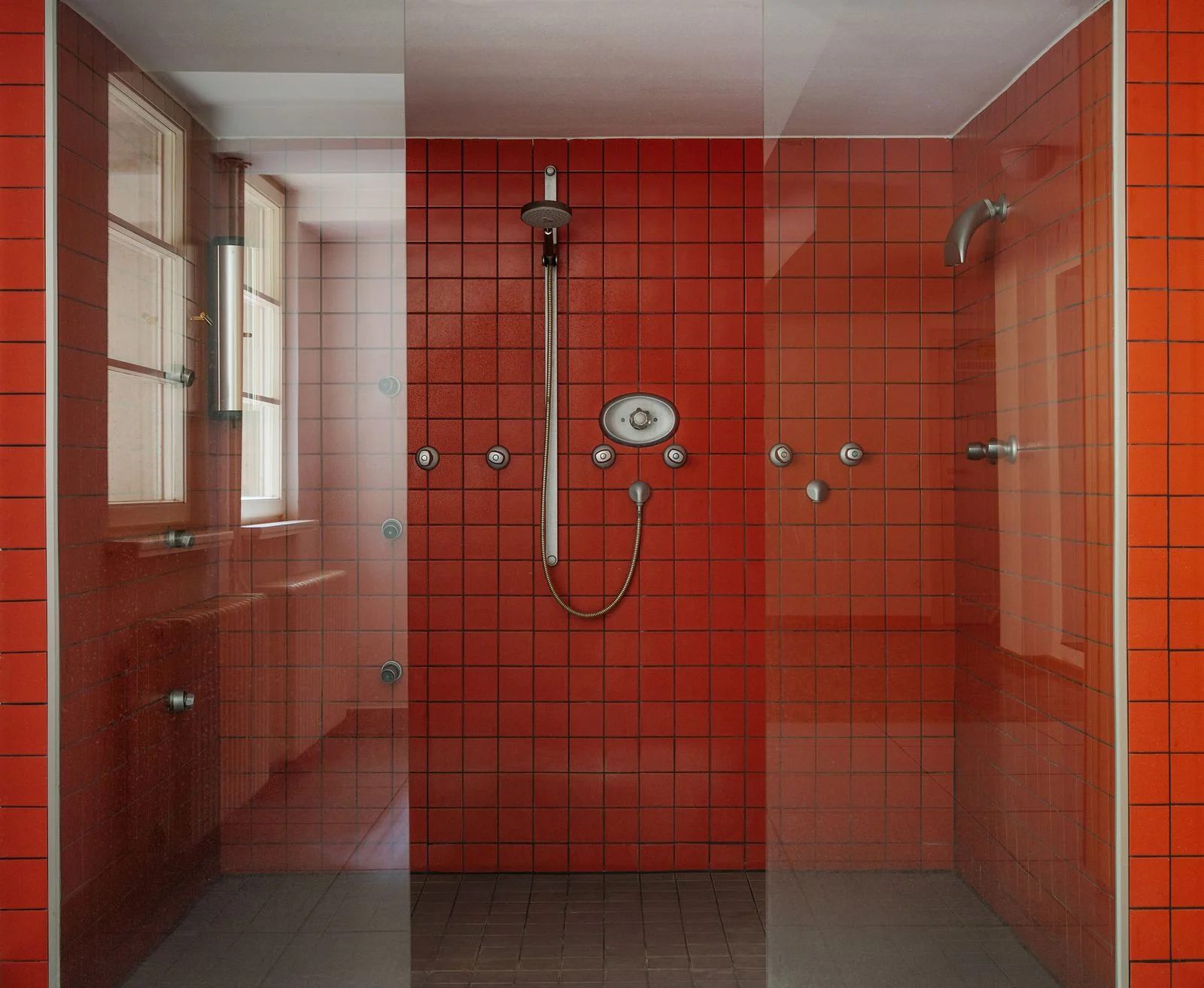 Wellnessbereich im Gartengeschoss des Hauses Otte mit großzügigen WalkinDuschen.