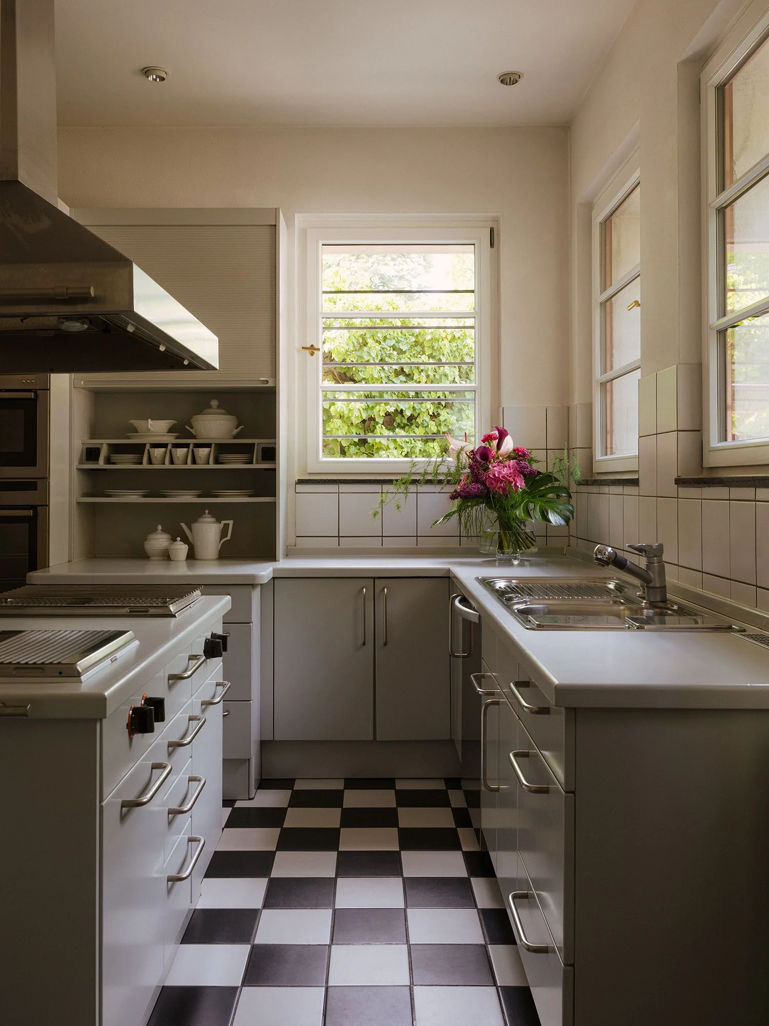 Große hochwertig ausgestattete Küche im Haus Otte mit angrenzender praktischer Anrichte.