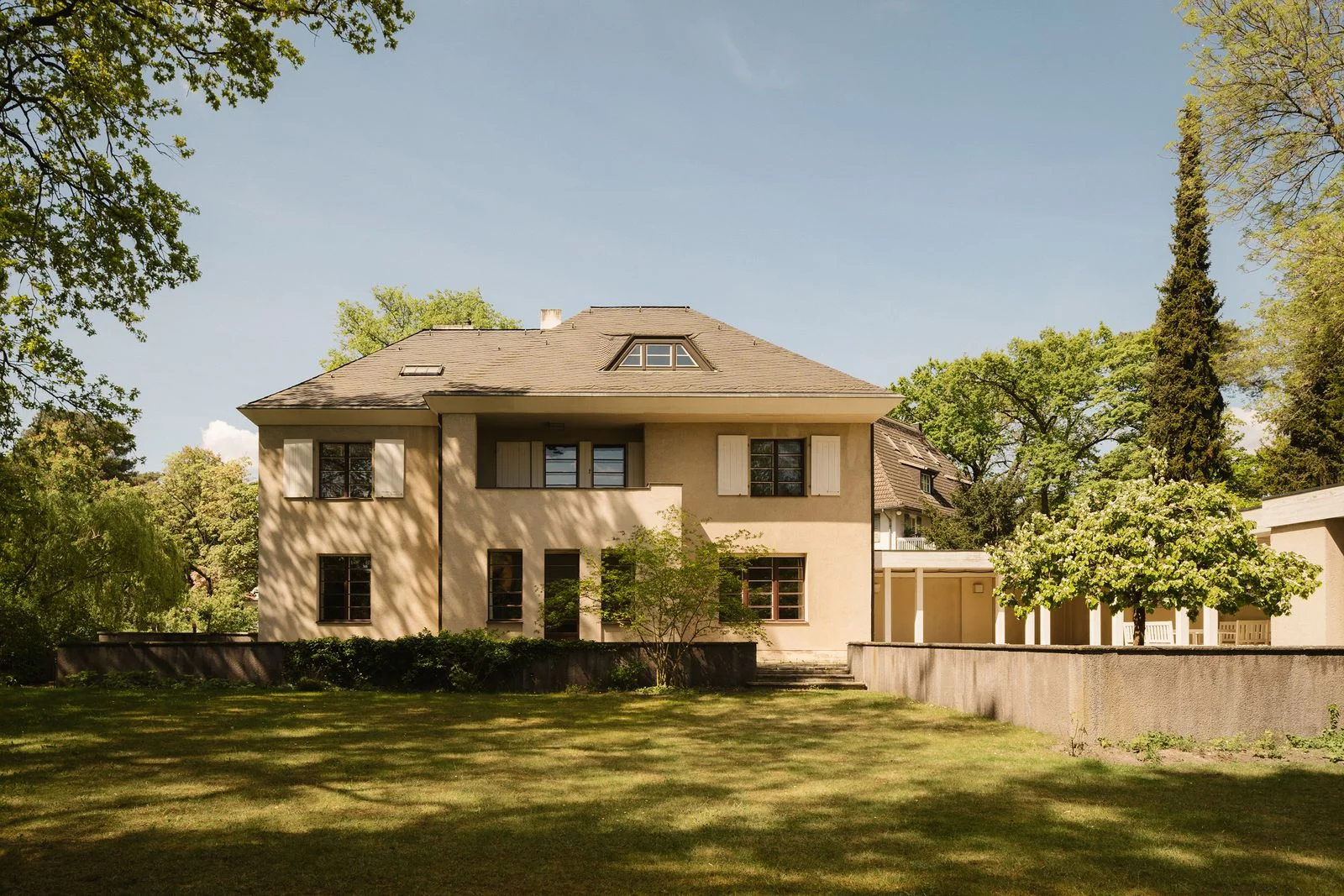 Rückfassade des Hauses Otte mit großen rostrot lackierten Fenstern MasterBedroomBalkon Terrasse Pergola und 2.700 m²...