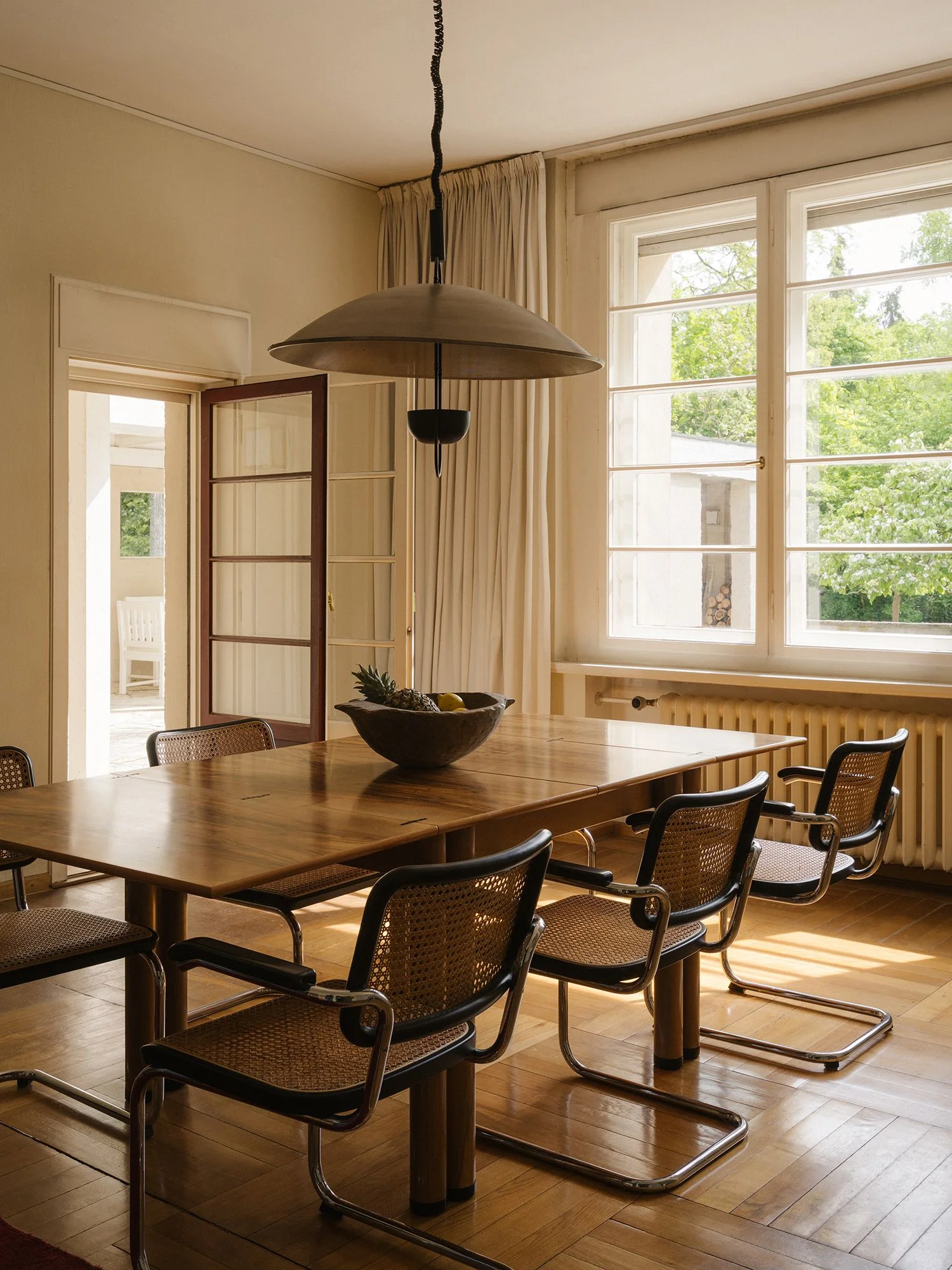 Esszimmer im Haus Otte Teil einer dreiteiligen Enfilade mit Seitenausgang zur Terrasse und Pergola.