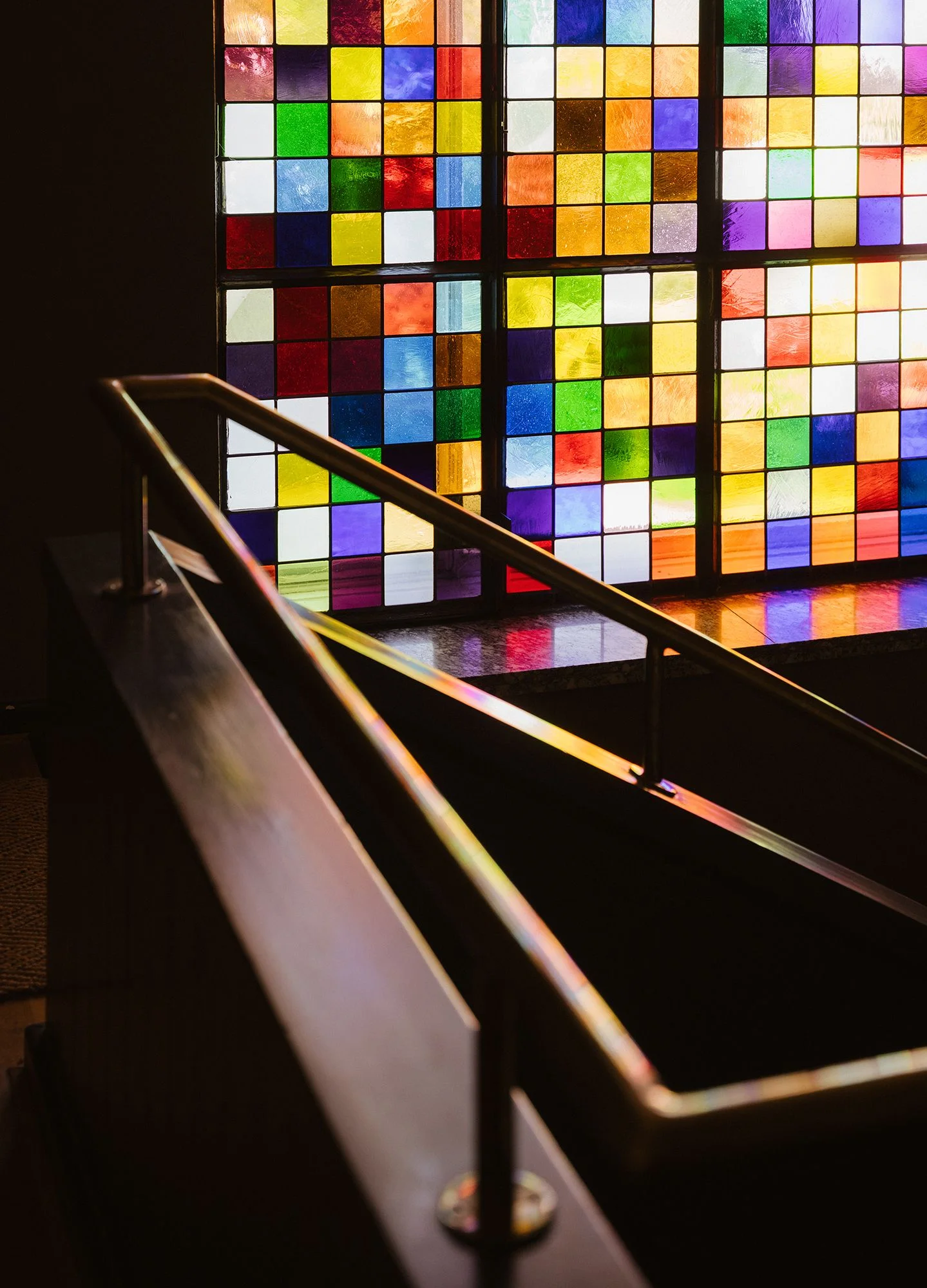 Gerhard Richters aleatorisches Farbfenster im Haus Otte aus drei Teilen in Köln gefertigt zeigt zufällige Farbanordnung.