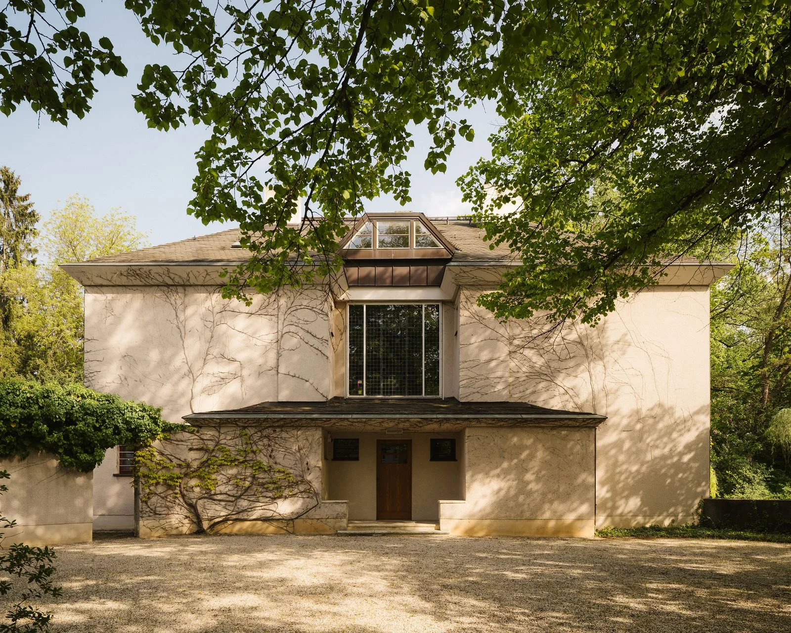 Front view of the Otte House by Walter Gropius