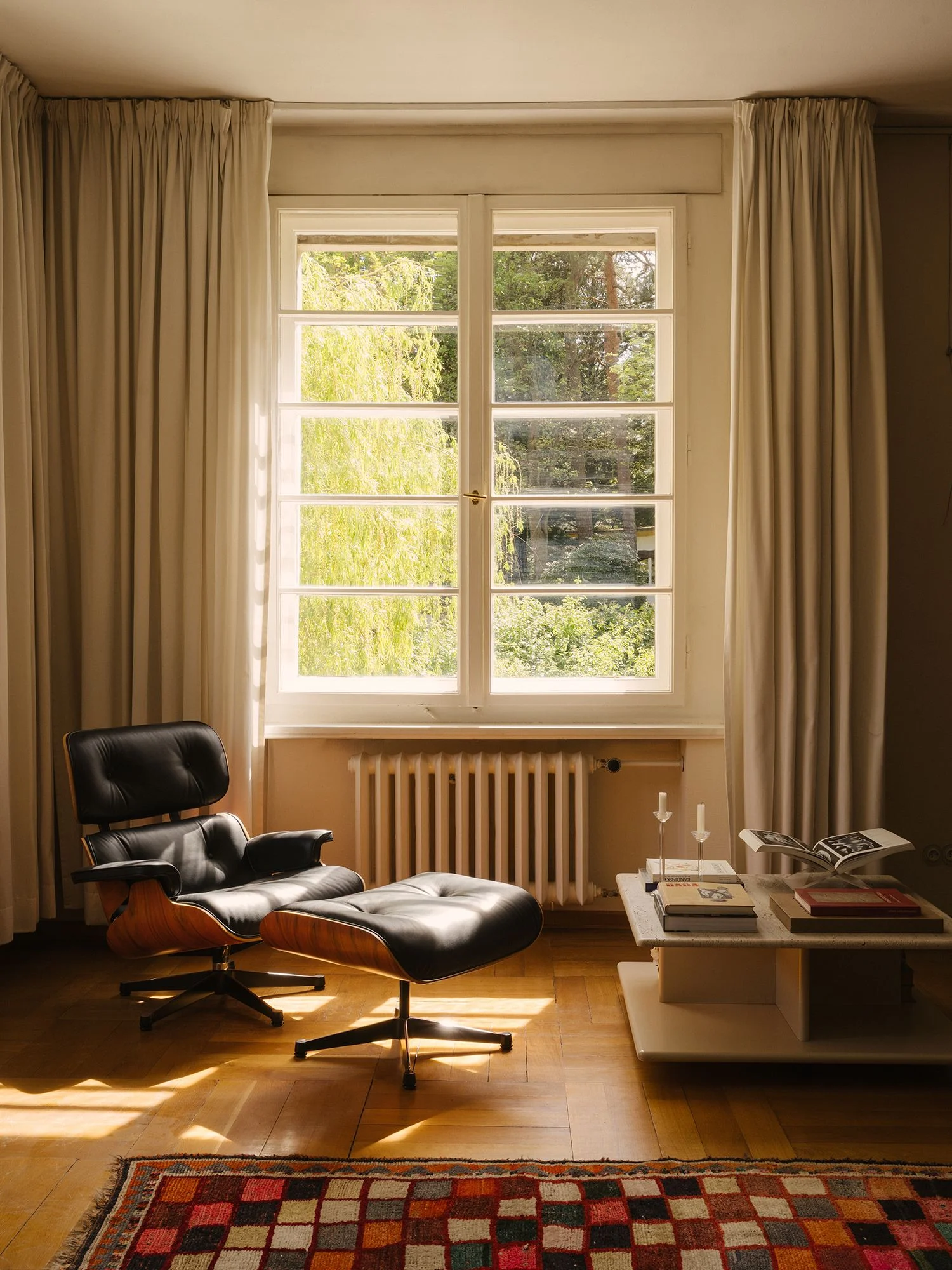 Historisches Interieur mit aufgearbeitetem Eichenparkett Doppelkastenfenstern und gusseisernen Heizkörpern im Haus Otte.