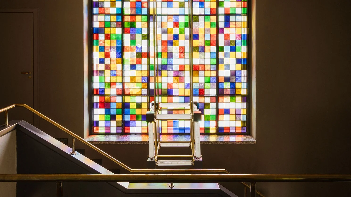 Farbiges Fenster von Gerhard Richter  im Haus Otte aus 625 IndustrieglasQuadraten in Bleirahmen.