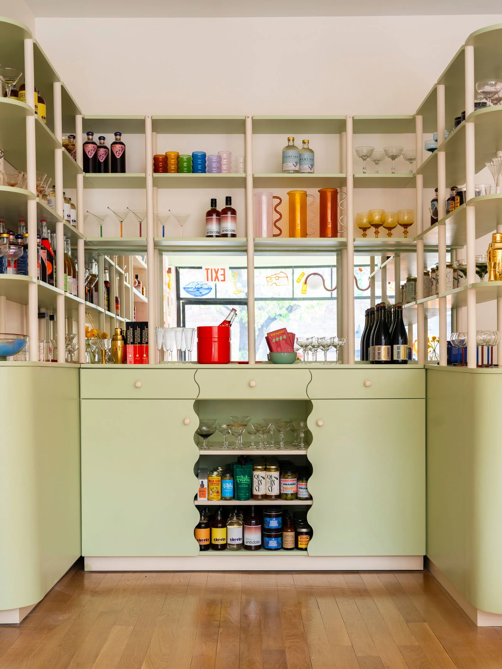 Image may contain One Dontrelle Inman Jason Worilds Drew Pearson J. C. Tretter Shelf Pantry Indoors and Person