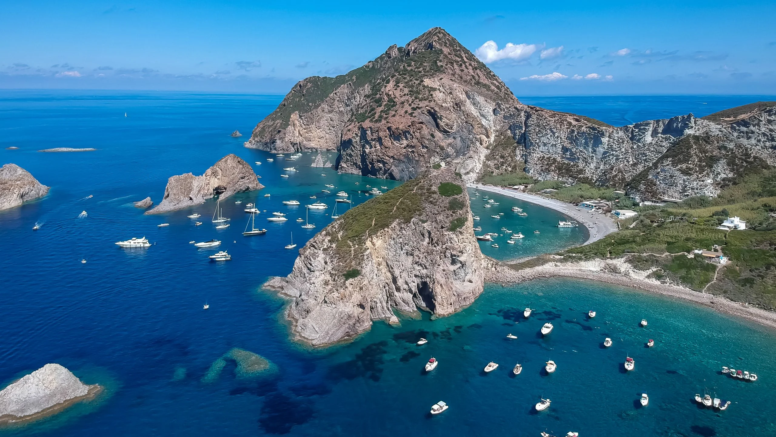 Isola spiaggia rocce barche mare