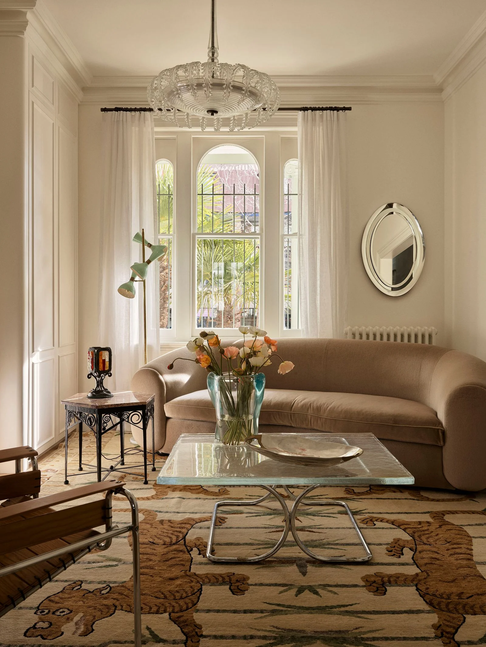 dans le salon aux tons beige d'une maison victorienne à sydney